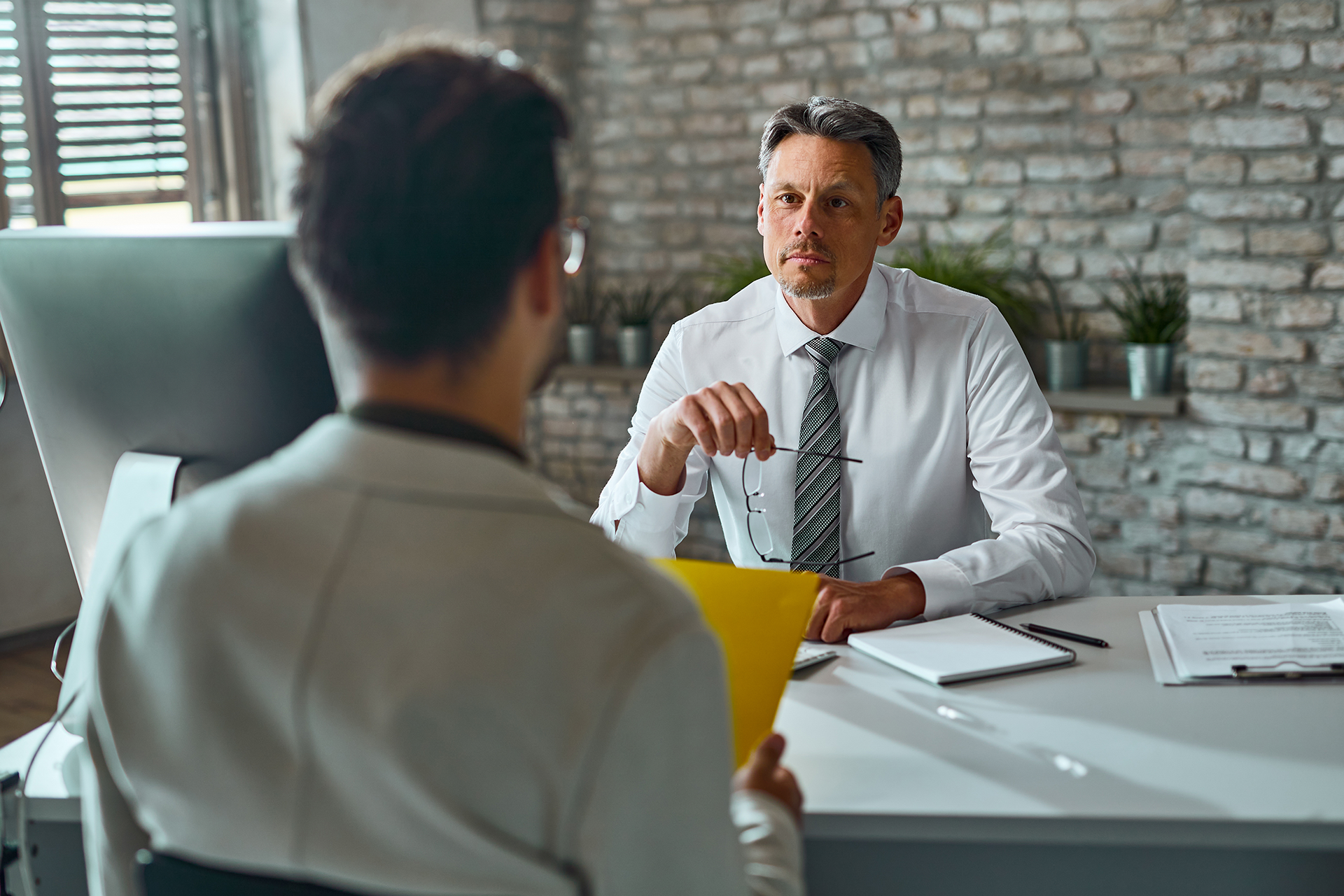 Werkgever in gesprek met een kandidaat
