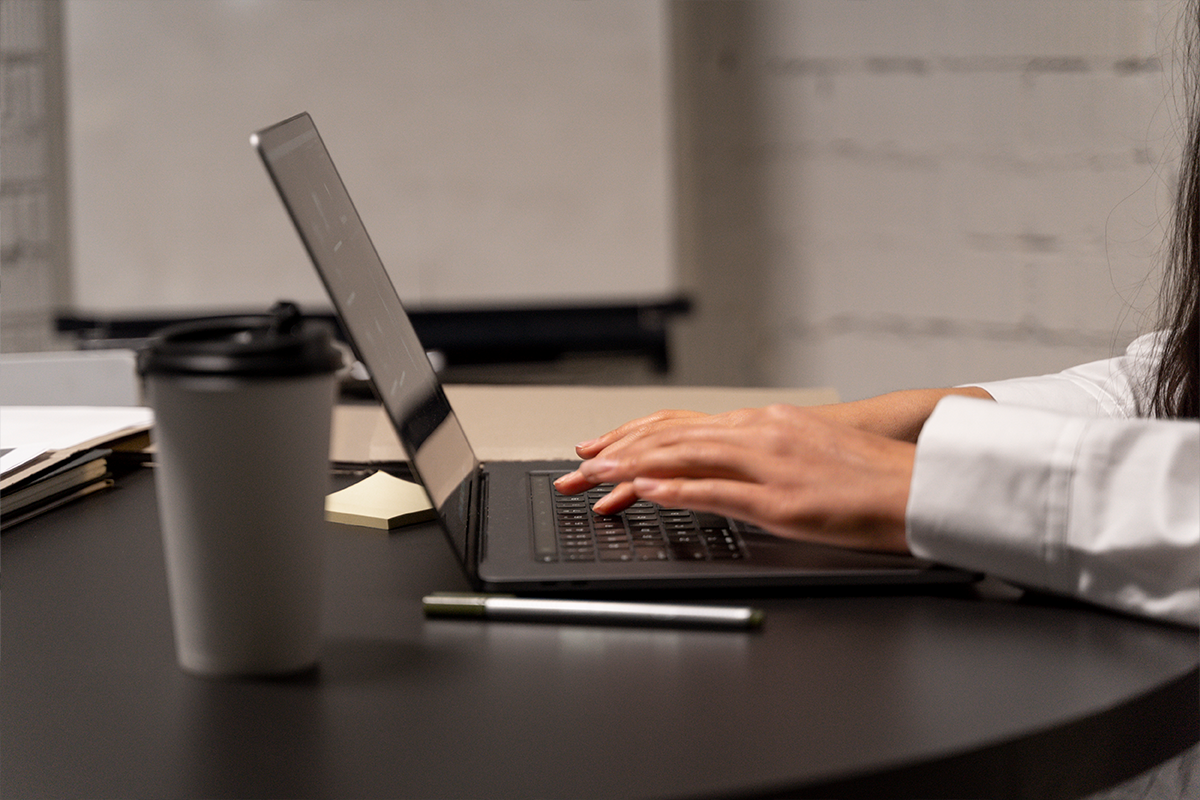 Werkzoekende achter een laptop
